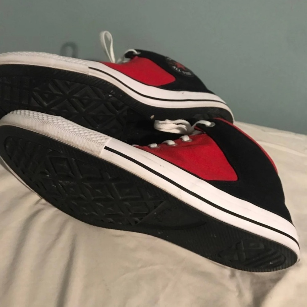 Red converse - Picture 2 of 8